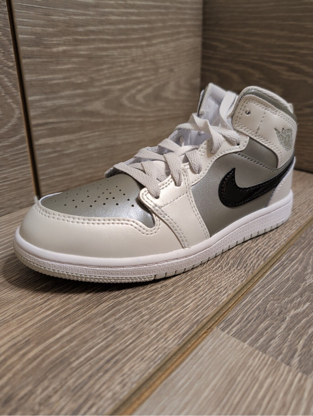 Nike Air Jordan 1 Mid SE PS Size 2.5Y NIB